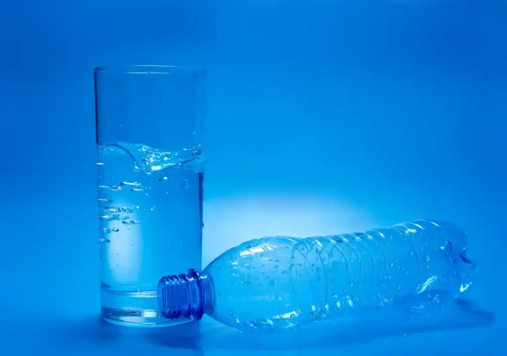Microplastiques dans l'eau : découvrez comment les éliminer en 5 minutes avec un objet que tout le monde a chez soi