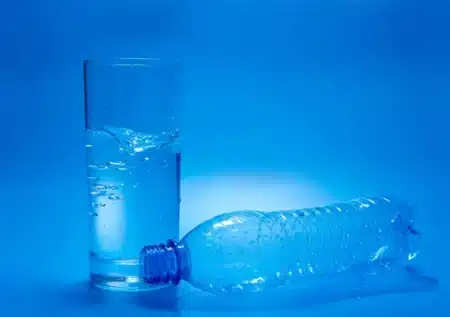 Microplastiques dans l'eau : découvrez comment les éliminer en 5 minutes avec un objet que tout le monde a chez soi
