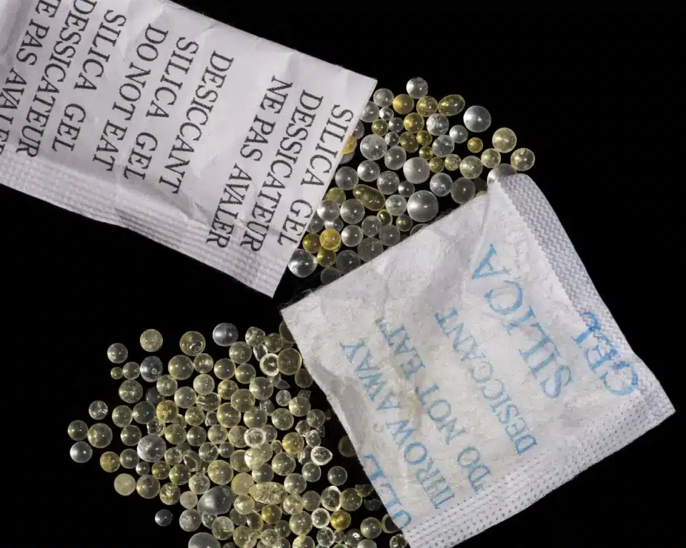 Ne jetez jamais les sachets de gel de silice car ils règlent un problème que 9 foyers sur 10 rencontrent sans le savoir