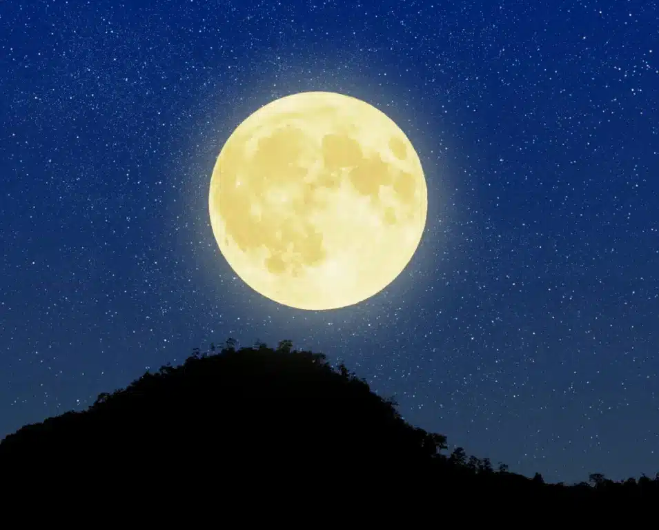 Oubliez les étoiles filantes : la Pleine Lune de l'Esturgeon s'annonce comme le vrai spectacle céleste de l'été, voici la date exacte pour l'observer