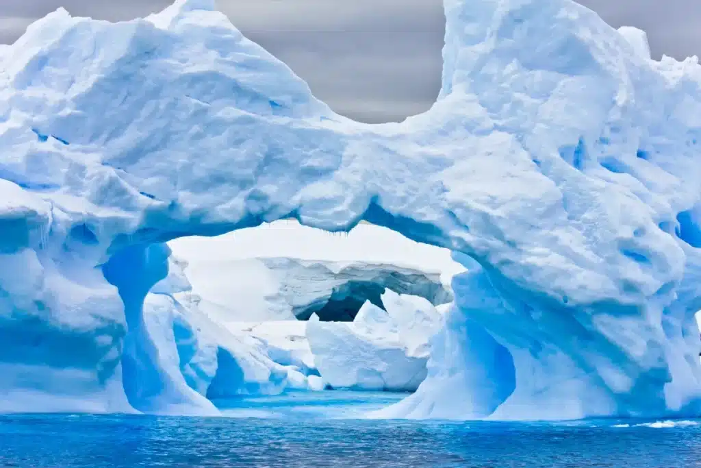 Pourquoi des ingénieurs fabriquent de fausses arches de glace en Arctique alors que la vraie banquise fond sous leurs pieds
