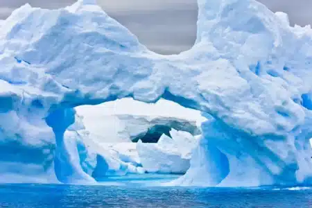 Pourquoi des ingénieurs fabriquent de fausses arches de glace en Arctique alors que la vraie banquise fond sous leurs pieds