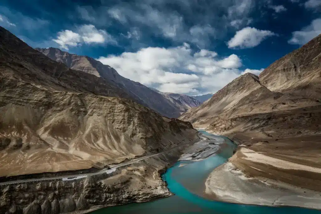 Pourquoi un désert aride se cache entre des sommets de plus de 5 000 m en Himalaya : les géologues ont longtemps refusé d'y croire