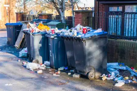 Un homme de Houston ramassait seul les déchets illégaux de son quartier : 100 bénévoles l'ont rejoint sans qu'il le demande
