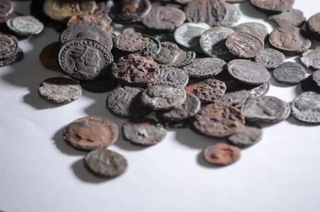 40 000 pièces romaines dormaient sous un village français depuis 1 800 ans : les habitants marchaient dessus sans le savoir