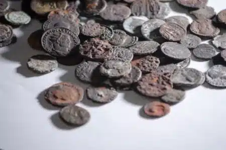 40 000 pièces romaines dormaient sous un village français depuis 1 800 ans : les habitants marchaient dessus sans le savoir