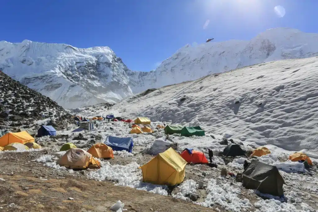 6000 litres d'urine par jour sur l'Everest : les glaciologues confirment que la glace fond à cause des alpinistes, pas du climat