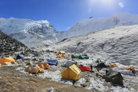 6000 litres d'urine par jour sur l'Everest : les glaciologues confirment que la glace fond à cause des alpinistes, pas du climat