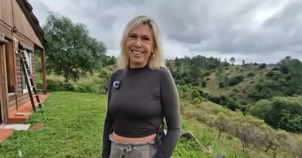 À 62 ans, elle a bâti une cabane en bois dans un coin de paradis à Córdoba, prouvant qu'il n'est jamais trop tard et inspirant d'autres femmes