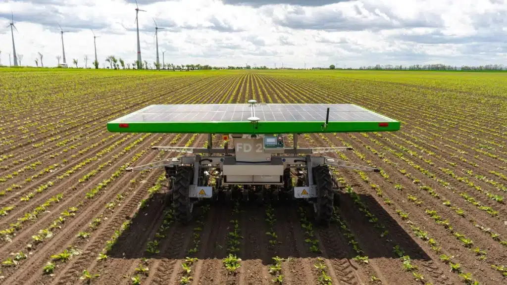 Ce robot agricole solaire avec guidage GPS sème et désherbe automatiquement, sans recourir aux pesticides