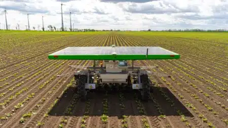 Ce robot agricole solaire avec guidage GPS sème et désherbe automatiquement, sans recourir aux pesticides