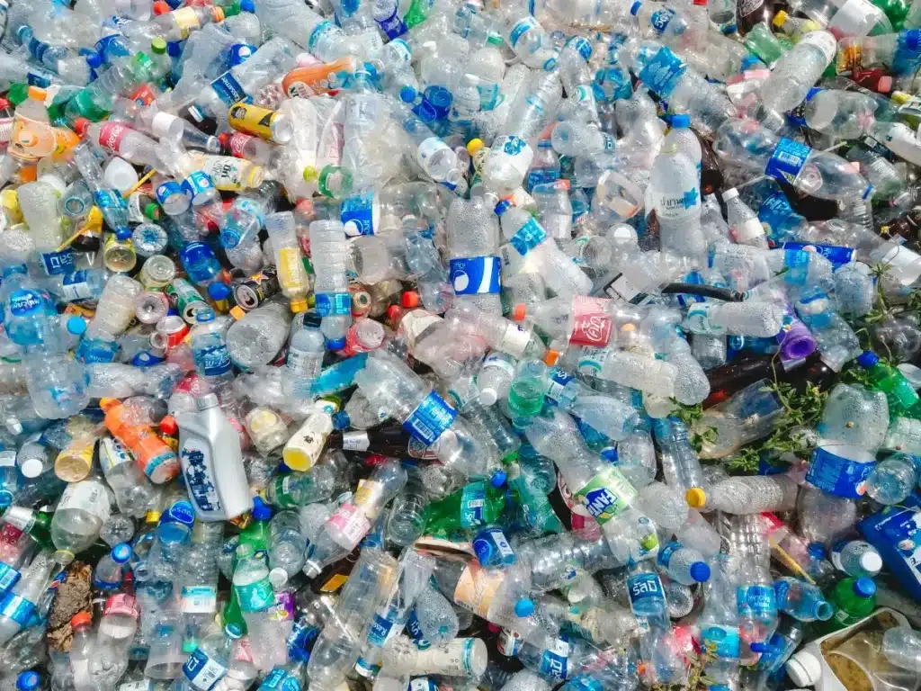 Consigne des bouteilles en plastique : le gouvernement fait marche arrière après des mois de bras de fer avec les collectivités