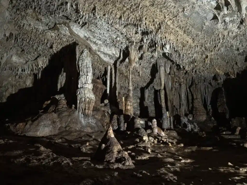 Des archéologues ont exploré 335 mètres dans une grotte et mis au jour une structure vieille de 176 500 ans que les Néandertaliens n'auraient pas dû construire