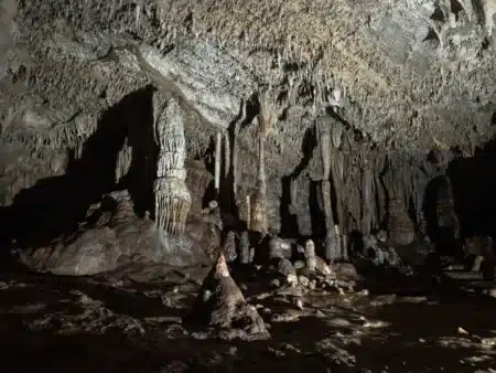Des archéologues ont exploré 335 mètres dans une grotte et mis au jour une structure vieille de 176 500 ans que les Néandertaliens n'auraient pas dû construire