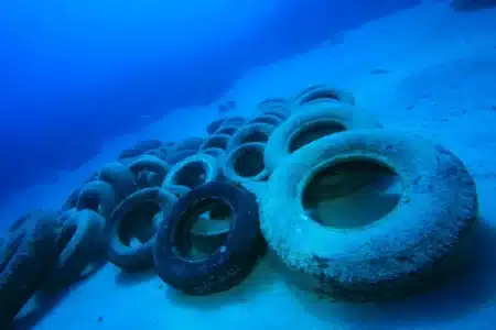 En 1994, des chercheurs californiens et arizonains ont recyclé des pneus usagés en récifs marins et observé 20 fois plus de poissons dans des canaux en béton