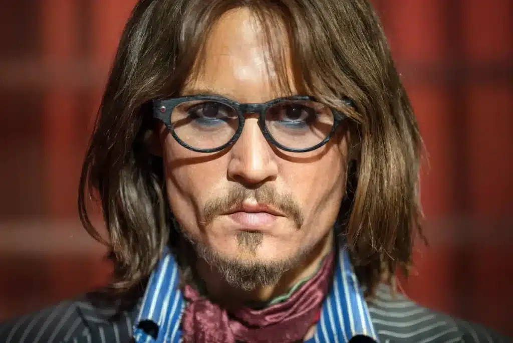 En 2001, Johnny Depp a acquis un village français de 15 hectares, investissant 10 millions de dollars pour rénover avec des piscines, des ateliers d'art et une cave à vin sur le thème des pirates