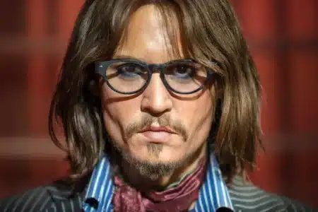 En 2001, Johnny Depp a acquis un village français de 15 hectares, investissant 10 millions de dollars pour rénover avec des piscines, des ateliers d'art et une cave à vin sur le thème des pirates