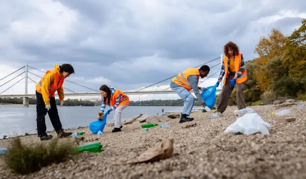 En 2020, une retraitée a débuté le ramassage de déchets lors de ses balades de 6,4 kilomètres : 6 ans après, elle a déjà collecté 340 000 kilos