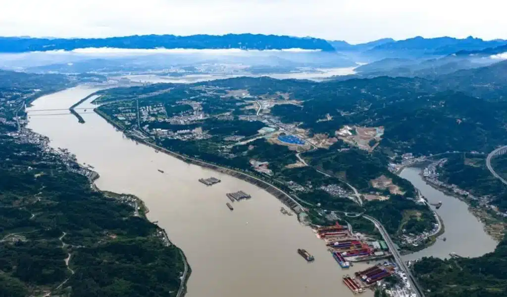 La Chine utilise 27 miroirs sur un sommet glacé pour accélérer la construction du plus haut barrage mondial