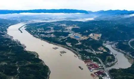 La Chine utilise 27 miroirs sur un sommet glacé pour accélérer la construction du plus haut barrage mondial