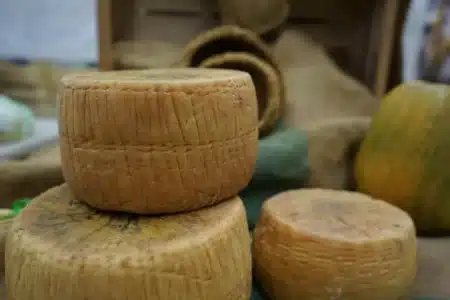 Pourquoi certains fromages français parmi les plus célèbres sont-ils en train de disparaître ?