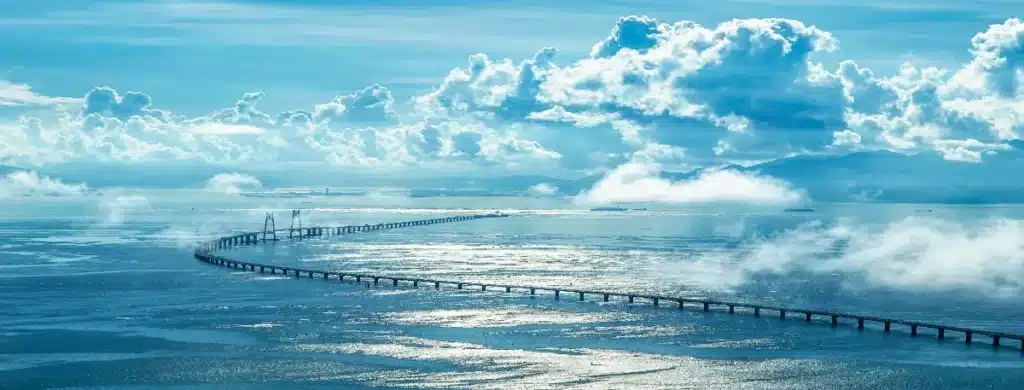 Pourquoi les ingénieurs chinois ont posé deux îles artificielles en pleine mer pour relier trois villes : le pont-tunnel de 55 km défie toute logique