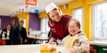 Avec « Chouette ! », Elior adapte le repas aux personnes handicapées