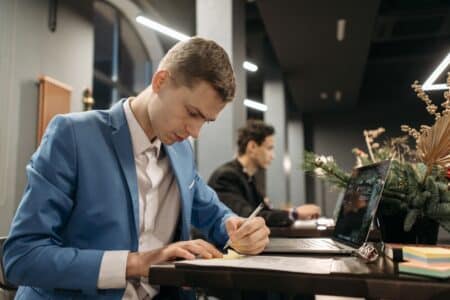 ia-et-emploi-des-jeunes-la-responsabilite-des-entreprises-et-ecoles-face-a-la-crise