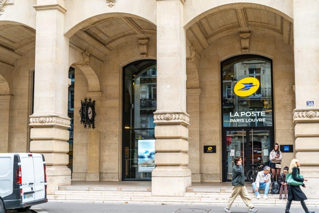 Paris,,france, ,october,29,,2025:,la,poste,paris,louvre
