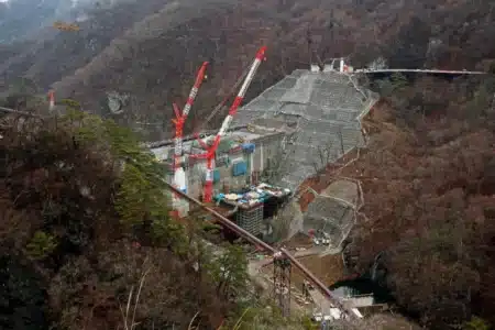 Comment la Chine construit à 2 200 mètres d'altitude par -20 degrés : 27 miroirs qui transforment la lumière du soleil en outil de chantier