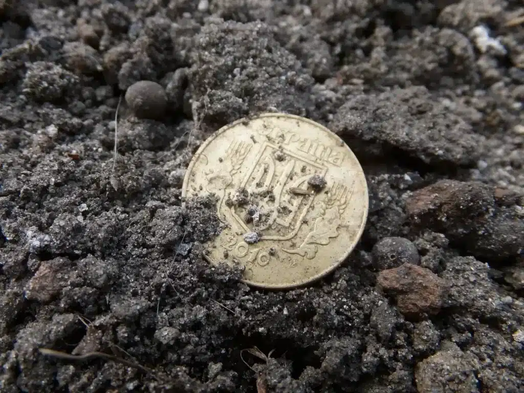 Des archéologues mettent au jour un trésor d'or dans 22 000 sacs d'artefacts anciens pendant une enquête sur une autoroute