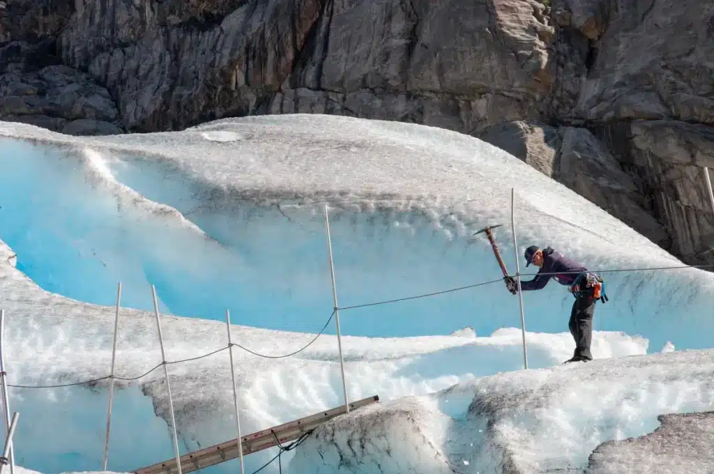 Des étudiants suisses couvrent un glacier alpin avec 200 m² de laine de mouton, trois mois plus tard ils ralentissent sa fonte de plus de 50 %