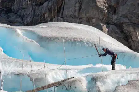 Des étudiants suisses couvrent un glacier alpin avec 200 m² de laine de mouton, trois mois plus tard ils ralentissent sa fonte de plus de 50 %
