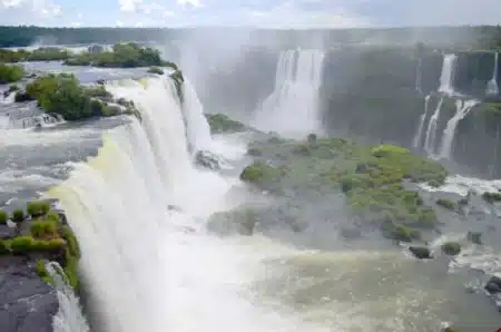 « Il ne cesse de pleuvoir » : les chutes d'Iguazú fermées aux touristes en Argentine, les gardes évacuent dans l'urgence à cause d'El Niño