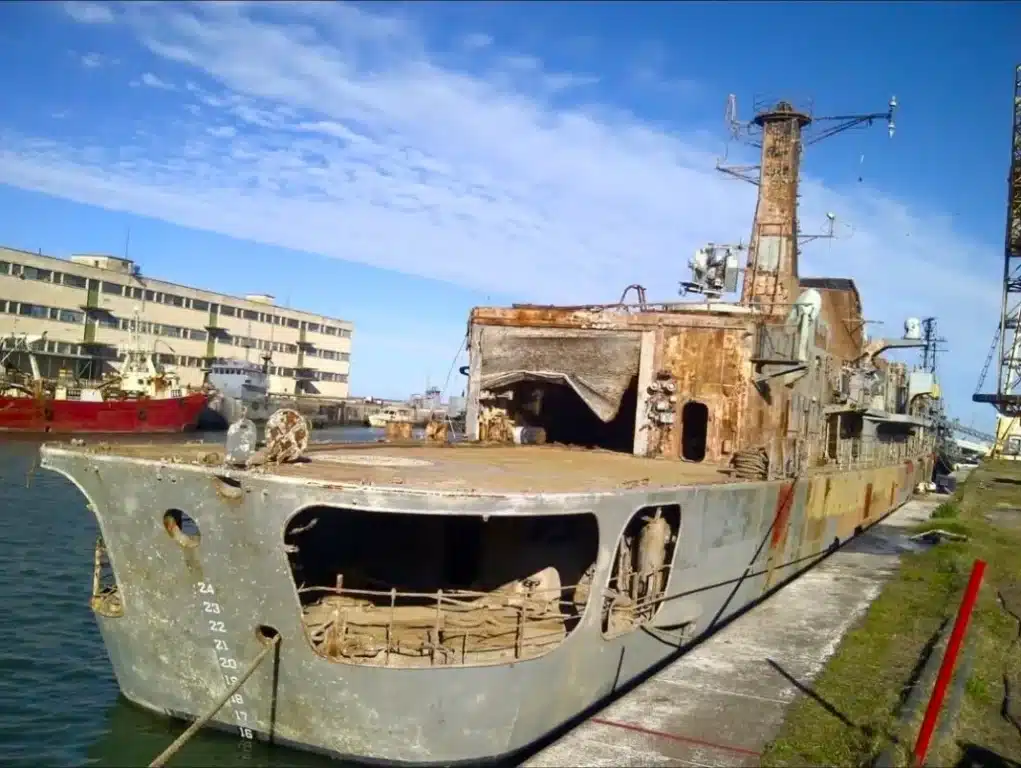 Le canon avant du destroyer Santísima Trinidad exposé au musée des Malouines d'Ensenada