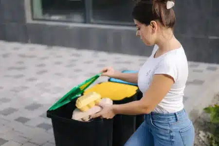 Ni carton ni plastique : la vraie poubelle pour votre boîte d'œufs surprend même les plus écolos, les agents de tri confirment