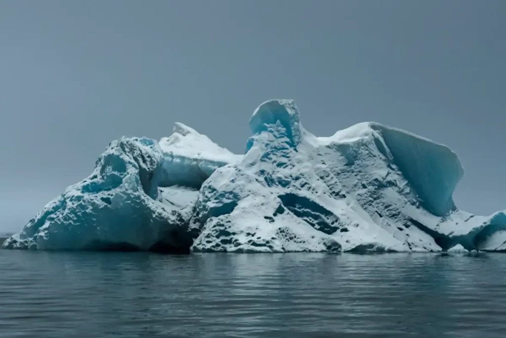 Sous la glace de l'Antarctique, des glaciologues viennent de cartographier un bassin caché qui contient assez d'eau pour noyer des villes entières