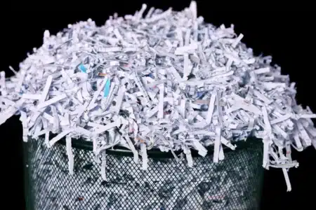 Un éboueur explique si le papier déchiqueté doit être mis dans les bacs recyclables ou les ordures ménagères