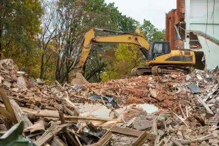 Une famille cultive la même terre depuis 179 ans, puis détruit leur grange historique pour bâtir 400 logements